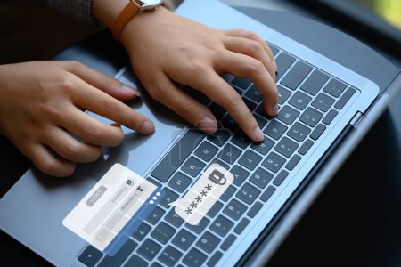 Foto de Mujer escribiendo la contraseña en el ordenador portátil para acceder a la cuenta en el sitio web. Concepto de ciberseguridad. - Imagen libre de derechos