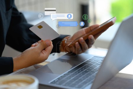 Foto de Empresario con tarjeta de crédito haciendo pago transacción digital pagando en línea en el teléfono inteligente. - Imagen libre de derechos