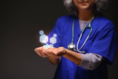 Foto de Iconos médicos modernos sobre manos de médicos veteranos. Concepto de tecnología médica innovadora. - Imagen libre de derechos