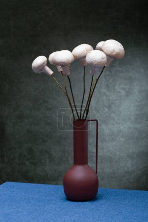Téléchargez les photos : Nature morte "Bouquet de champignons" aux champignons sur bâtons de bois - en image libre de droit