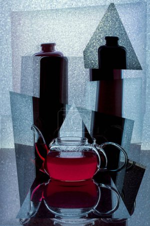 Téléchargez les photos : Collage abstrait avec une théière en verre avec du liquide rouge - en image libre de droit