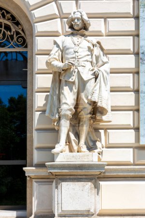 Foto de VIENA, AUSTRIA - 13 DE JUNIO DE 2023: Estatua del artista Velásquez en la fachada de la Kunstlerhaus de Viena - Imagen libre de derechos