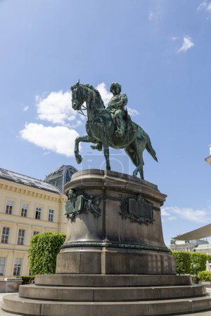 Foto de Viena, Austria - 13 de junio de 2023: Monumento ecuestre al Archiduque de Albrecht en Viena, 1899 - Imagen libre de derechos