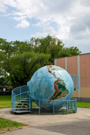 Foto de Viena, Austria - 14 de junio de 2023: Un gran globo terráqueo frente al planetario en el Parque Prater de Viena - Imagen libre de derechos