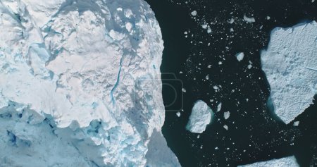 Foto de Témpanos de arriba abajo en la antena de Ocean Bay. Medio ambiente cambio climático, calentamiento global. Glaciar derretido en fiordo de hielo en la Antártida. Ártico nadie naturaleza paisaje en Unesco Patrimonio de la Humanidad drone shot - Imagen libre de derechos