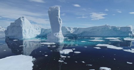 Foto de Cambio climático global: la naturaleza está disminuyendo, los glaciares se están derritiendo. El aumento de los mares y el problema del calentamiento mundial. Increíble entorno de la Antártida, Polo Sur. Captura de dron cinematográfico de la cuestión de la ecología - Imagen libre de derechos