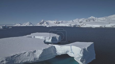 Tableau Iceberg Float Antarctique Océan Vue Aérienne. Massive Ice Melt in Water, Global Environment Warming Concept Drone Flight. Polar Nature Glacier Seascape. Tournage en 4K UHD