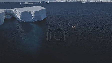 Foto de Tabular Ice Piece Arctic Ocean Aerial Drone View. Gran derretimiento de la formación de hielo en aguas claras de la Antártida, concepto de cambio climático. Polar Nature Glacier Wave Seascape. Cámara de imágenes inclinada hacia abajo Shot 4K UHD - Imagen libre de derechos