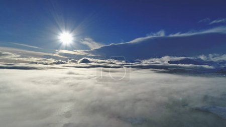Sol antártico, niebla. Avión teledirigido vista aérea vuelo 4k. Vista general de la Antártida sol blanco brillante por encima de la superficie densa smog que cubre el agua del océano y monta. Increíble panorama invernal. Paisaje polar
.