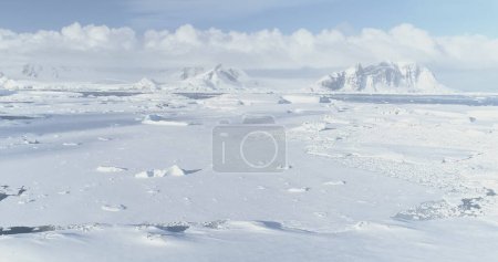 Antártida Timelapse Vista aérea del zoom. Base Vernadsky. Glaciar de la Costa Congelada del Océano Antártico en Majestic Snow Mountain Nature Panorama, Climate Change Concept Top Drone Flight Filmación en 4K UHD

