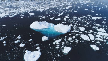 Foto de Majestuosa Antártida Open Water Ocean Aerial View. Harsh North Polar Continent Iceberg Seascape Surface (en inglés). Epic Antarctic Scene Calentamiento Global Concepto de Cambio Climático Drone Shot Footage 4K UHD - Imagen libre de derechos