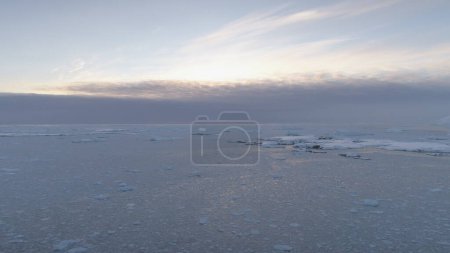 Téléchargez les photos : Vue aérienne du sommet du glacier Arctic Polar Brash. La fonte des glaces en hiver La surface de l'eau de l'océan au lever du soleil Vue d'ensemble du vol des drones. Antarctique Changement climatique Concept Footage Tourné en 4K UHD - en image libre de droit