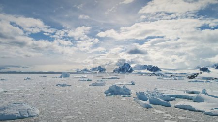 Foto de Antártida Iceberg Naturaleza Paisaje Vista aérea. Epic South Polar Ice land Environmenent Rock Coast Surface Overview (en inglés). Majestuosa Costa Antártica Continente Paisaje Drone Shot Footage 4K UHD - Imagen libre de derechos