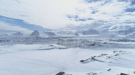 Téléchargez les photos : Antarctique Vernadsky Station Majestic Aerial View. Océan Côte Eau gelée Surface. Établissement du pôle Sud Base Montagne Péninsule Paysage Drone Tournage en 4K UHD - en image libre de droit