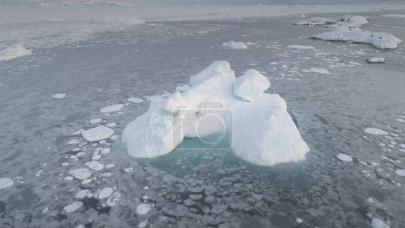 Téléchargez les photos : La fonte de la glace. Glacier Antarctique iceberg Vue Aérienne Zoom arrière. Antarctique Brash Ice Coast Ocean Seascape. Snow Polar Wildlife Nature. Concept de changement climatique Drone Flight Footage tourné en 4K UHD - en image libre de droit