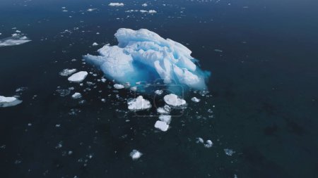 Foto de Majestuosa Antártida Iceberg Motion Aerial View. Deep Open Arctic Floe Ocean Water Seascape Surface Overview. Antártida Vida Silvestre Cambio Climático Concepto de Calentamiento Global Drone Filmación 4K UHD - Imagen libre de derechos