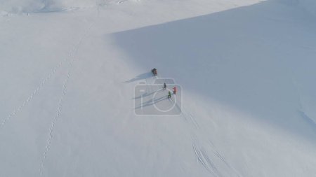 Motos de nieve Tire del esquí Ártico Majestuoso paisaje. Drone Flight Tracking Shot of Ski-doo Rider Juega en Snow Winter Antarctica Expedition. Estilo de vida de adrenalina extrema en Islandia Aerial Footage 4K UHD

