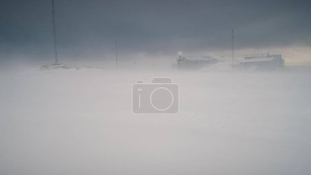 Téléchargez les photos : Antarctique Blizzard North Polar Station Camera View. Harsh Antarctica Climate Environment Vue d'ensemble de la base Vernadsky. Neige Continent Arctique Paysage Nature Scène Concept Tournage 4K UHD - en image libre de droit
