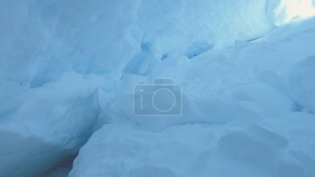 Foto de Ice, Snow Covered Cave of Antarctica (en inglés). Paisaje de invierno. Snowdrifts, Ice Surface Inside of the Glacier Grotto. Impresionante escena polar de naturaleza salvaje intacta. Continente Antártico. Filmación 4k
. - Imagen libre de derechos