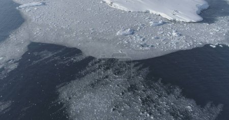 Antarctica Seascape Coast Aerial View Timelapse. Glaciar del Océano Ártico en la estación de Vernadsky Majestic Snow Nature Global Warming Concept Top Drone Flight Filmación en 4K UHD
