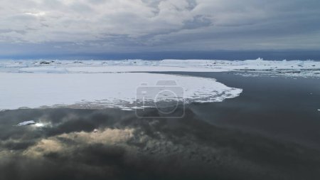 Téléchargez les photos : Epic Antarctica Open Water Seascape Vue Aérienne. Majestic Polar Iceberg Ocean Surface Environment Global Warming Concept. Harsh North Arctic Floe Faune Vue d'ensemble Climat Vidéo 4K UHD - en image libre de droit