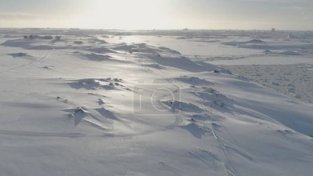 Antártida Aerial Morning Sunrise Landscape View to Vernadsky Polar Station. Nieve cubierta Ártico congelado naturaleza montaña belleza. Hermoso Polo Sur Invierno Horizon Copter Flight Filmación 4K UHD

