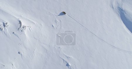 Vintage Snowmobile Ride Schnee Oberfläche. Aufnahmen aus der Luft. Ski-doo Reise-Expedition in das eisbedeckte Land der Antarktis. Polar Extreme Activity von oben nach unten Drohnen-Ansicht Filmaufnahmen in 4K UHD
