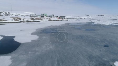 Antarctique Vernadsky Polar Station Vue Aérienne. Arctic Spring Nature Wildlife Top Drone Flight Shot. Goéland phoque crabe pôle animal à Ocean Bay Base. Recherche sur les changements climatiques Concept Footage 4K UHD
