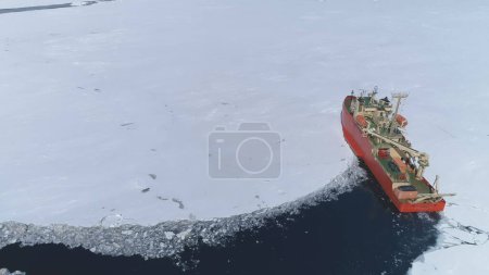 Foto de El rompehielos de la Antártida rompe el hielo. Timelapse. Laurence M. Gould Research Boat Travel Campo glaciar congelado del Océano Austral en la costa continental - Imagen libre de derechos