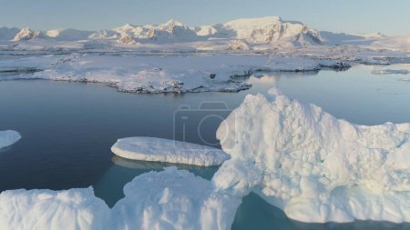 Foto de Antarctica Polar Iceberg Coast Aerial Drone View (en inglés). Vista panorámica del paisaje costero del océano Ártico cubierto de nieve. Filmación del helicóptero de North Nature Seascape en 4K UHD - Imagen libre de derechos