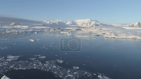 Vista aérea de la estación antártica polar de Vernadsky. Ocean Coast Open Water Surface (en inglés). Base de Asentamiento del Polo Sur Paisaje Drone Flight Filmación en 4K UHD
