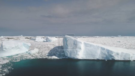 Icebergs Floating in Antarctica Ocean. Vol aérien au-dessus de la neige, des morceaux de glace et des glaciers en eau froide antarctique. Aperçu des drones. Beauté de la nature vierge sauvage. Paysage hivernal. Images 4k
.