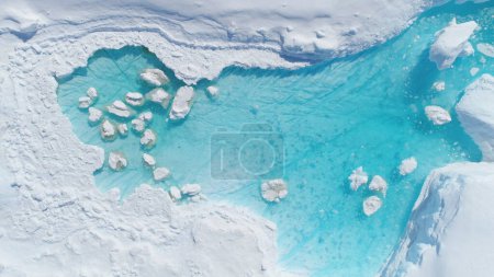 Foto de Antarcic Iceberg Turquoise Melt Hole Aerial View. Símbolo ecológico: Derretimiento del hielo. Lago Naturaleza con Agua Azul en Pieza de Hielo Flotante Océano. Cambio Climático Calentamiento Global Concepto Top Zooming Out Drone - Imagen libre de derechos