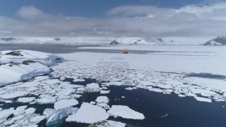 Téléchargez les photos : Antarctica Ocean Expedition Icebreaker Boat Vue Aérienne. Mission de recherche Croisière De Navire Au Glacier D'iceberg Polaire Sur La Côte De La Mer Gelée Top Flight Drone Shot Footage 4K UHD - en image libre de droit