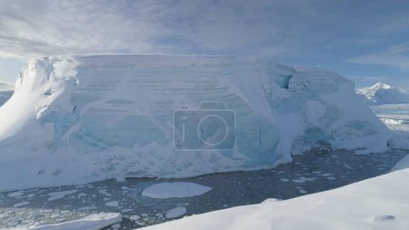 Vue Aérienne Par Drone D'iceberg Tabulaire Antarctique. Changement climatique. Antarctic Continent Expedition in Ocean Glacier Water. Extreme Seascape. Concept de réchauffement climatique Top Flight Footage Tourné en 4K UHD

