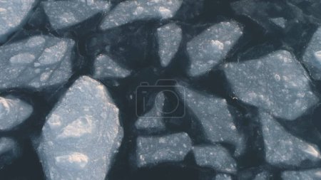 Téléchargez les photos : Vue Aérienne D'un Drone De Glace Océan Antarctique. Surface gelée du glacier antarctique au-dessus de la caméra Tilt Shot. Global Warmig Polar Seascape Concept Top Footage Tourné en 4K UHD - en image libre de droit