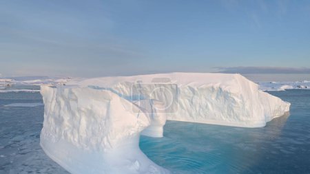 antarctica big iceberg float air tracking view. Eisschmelze und globale Erwärmung. arktischer Ozean massive Tafellandschaft. majestätische polare Naturpanorama Drohnenflug Aufnahmen in 4k uhd