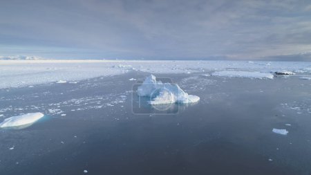 Antarctica Iceberg in Brash Ice Aerial View. Derretimiento de hielo. Glaciar Antártico Costa Oceánica Paisaje marino. Extrema naturaleza del Polo Sur. Cambio climático Concepto Top Flight Filmación en 4K UHD

