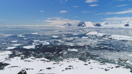 Téléchargez les photos : Vue aérienne du Slowmotion de la côte polaire arctique. Panorama du paysage océanique de l'Antarctique recouvert de neige. Nord Nature Majestueux Superbe Panorama Drone Caméra inclinaison Tourné en 4K UHD - en image libre de droit
