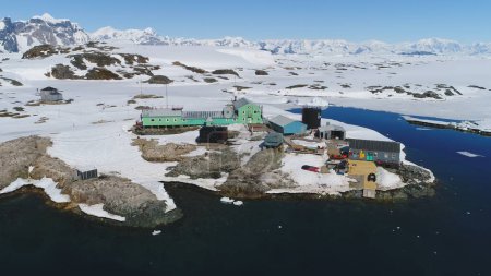 Base polaire antarctique Vernadsky Zoom arrière aérien. Océan Côte Eau libre Surface Nature sauvage. Station du pôle Sud Paysage de montagne Drone Tournage de séquences de vol en 4K UHD
