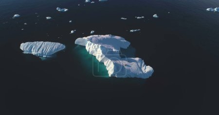 Foto de Vida silvestre en la Antártida, focas descansando sobre glaciares flotantes. Animales marinos de mamíferos en la naturaleza. Naturaleza invernal ártica. Sellos de leopardo tumbados sobre hielo puro en agua fría, día soleado. Vista aérea del avión no tripulado panorama - Imagen libre de derechos