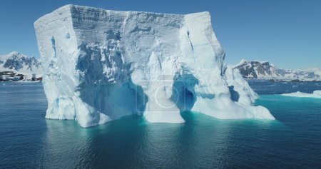 Foto de Enorme iceberg antártico deriva azul océano día soleado. Glaciar de hielo gigante en un entorno de naturaleza polar. El calentamiento global. Cambio climático. Escena de ecología cinematográfica. Antártida viajes y exploración. Panorama - Imagen libre de derechos