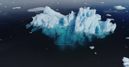 Foto de Antártida derretimiento iceberg reflexión a la vista aérea de agua azul del océano. Paisaje de la naturaleza antártica con problema ambiental del calentamiento global. Paisaje invernal ártico con concepto de cambio climático - Imagen libre de derechos
