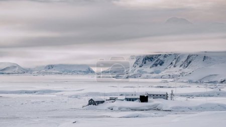 Zusammenbruch, Zerstörung des Gletschers. Die Antarktis mit weißer Schnee- und Eislandschaft auf Galindez Island, dem Archipel der Argentinischen Inseln. Wissenschaft für Antarktisexpedition bei kaltem und stürmischem Wetter