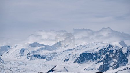 Foto de Ártico de cordilleras de hielo en el paisaje de nieve. Nadie naturaleza salvaje ambiente paisaje de cambio climático. Invierno frío en día nublado nevado blanco con monte glaciar iceberg en la Antártida - Imagen libre de derechos
