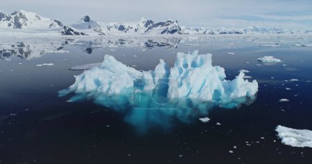 Foto de Problema de calentamiento global: derretimiento del iceberg en la antena de la bahía oceánica polar. Conservación de la naturaleza y del medio ambiente de la tierra de nieve y hielo. Cambio climático en la Antártida. Drone paisaje ártico tiro - Imagen libre de derechos
