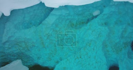 Kristallblauer Unterwasser-Eisberg in der Arktis hat Eis geschmolzen. Gletscher schmelzen in kaltem Meerwasser. Umweltproblem der globalen Erwärmung. Klimawandelkonzept ökologischen Hintergrund. Luftaufnahme von oben nach unten