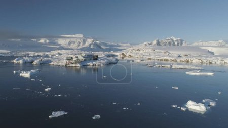 Drone View of Antarctic Science Station - Vernadsky Base. Ocean Coast Open Water Surface (en inglés). Base de Asentamiento del Polo Sur Majestuoso Paisaje Aéreo Vuelo de Baja Velocidad