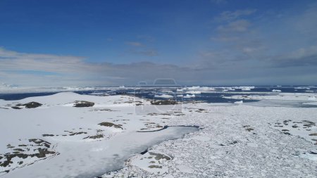 Foto de Vista aérea de la costa polar ártica de la montaña. Vista general del paisaje marino de la Antártida cubierta de nieve. Norte Naturaleza Horizonte Impresionante Panorama Drone - Imagen libre de derechos