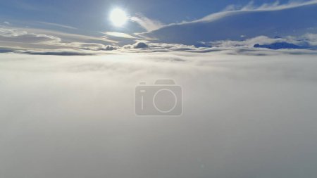 Antarctique Coucher De Soleil Horizon Surface Brouillard Vue Aérienne. Ciel nuageux à Shackleton Mountain Landscape Panorama. Lever de soleil polaire sur l'Antarctique Panoramique Nature Atmosphère Drone Flight